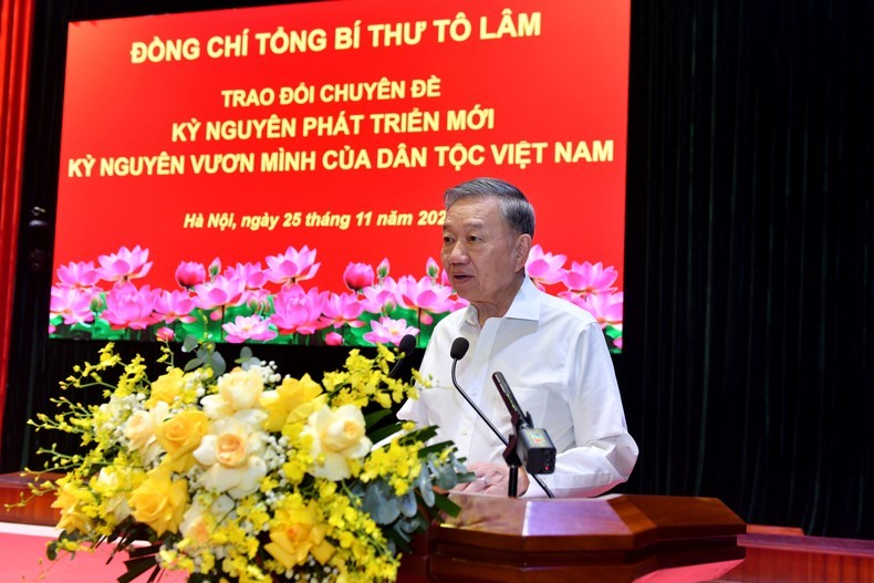 Party General Secretary To Lam speaks at the event