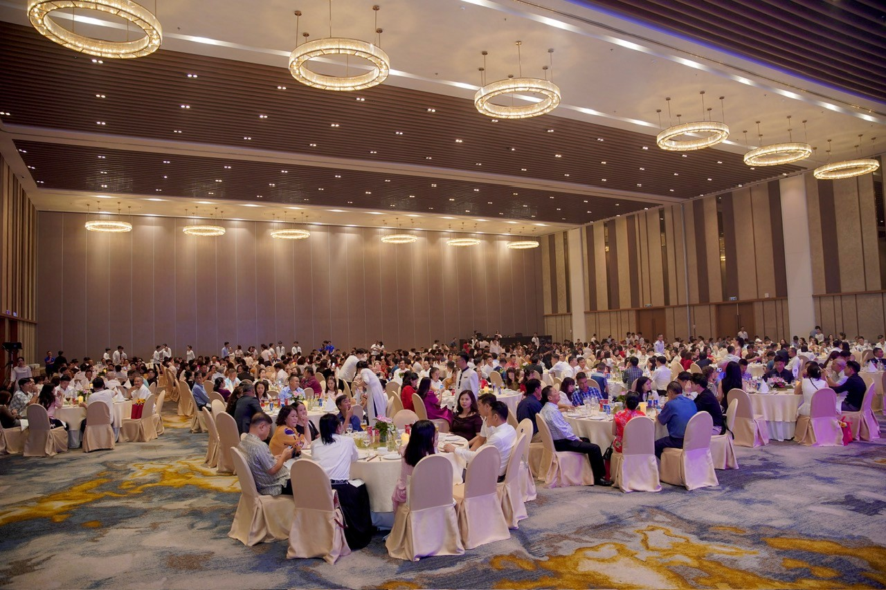 Đoàn du khách tham dự hội nghị và gala dinner tại Cung Hội nghị Quốc tế Ariyana. Ảnh: DANAGO