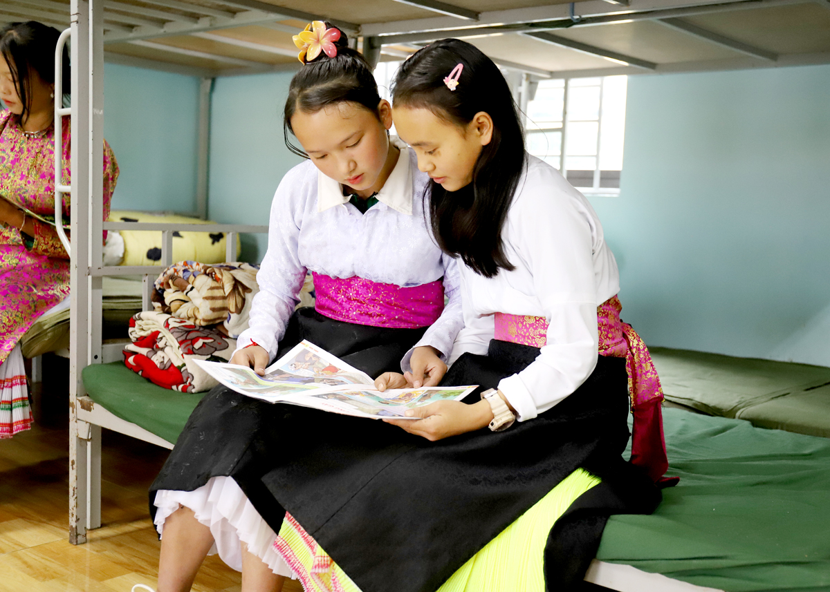 Grade 9 students of Sinh Lung Primary and Secondary Semi-boarding School for Ethnic Minorities review lessons after class.