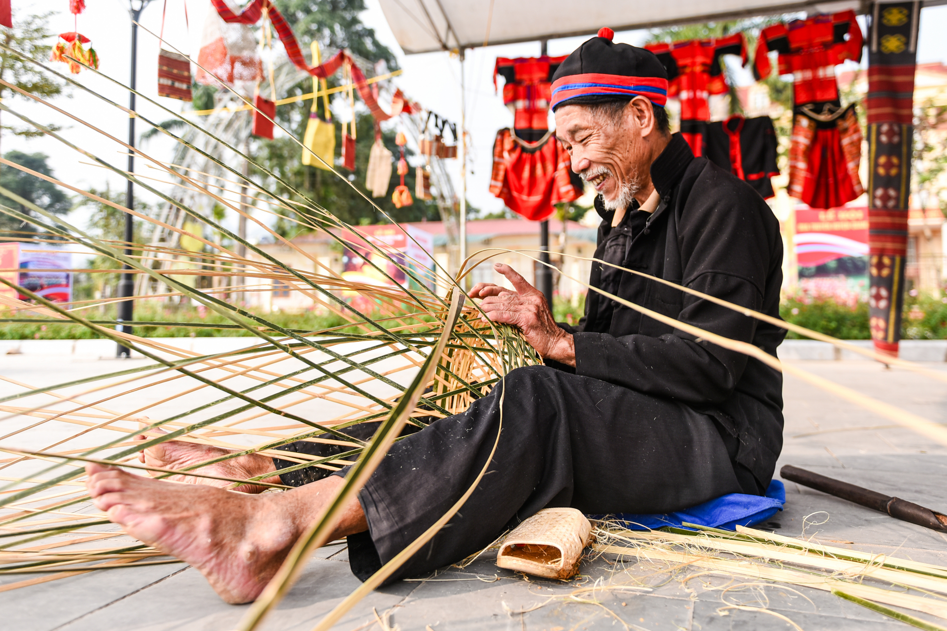 At 74 years old, Phu Van Que (Minh Bac Hamlet, Tan Bac Commune) is a renowned artisan who has preserved and advanced the craft of weaving. With skilled hands, he has produced functional household items over the years and taught weaving techniques to the younger generation in his village.