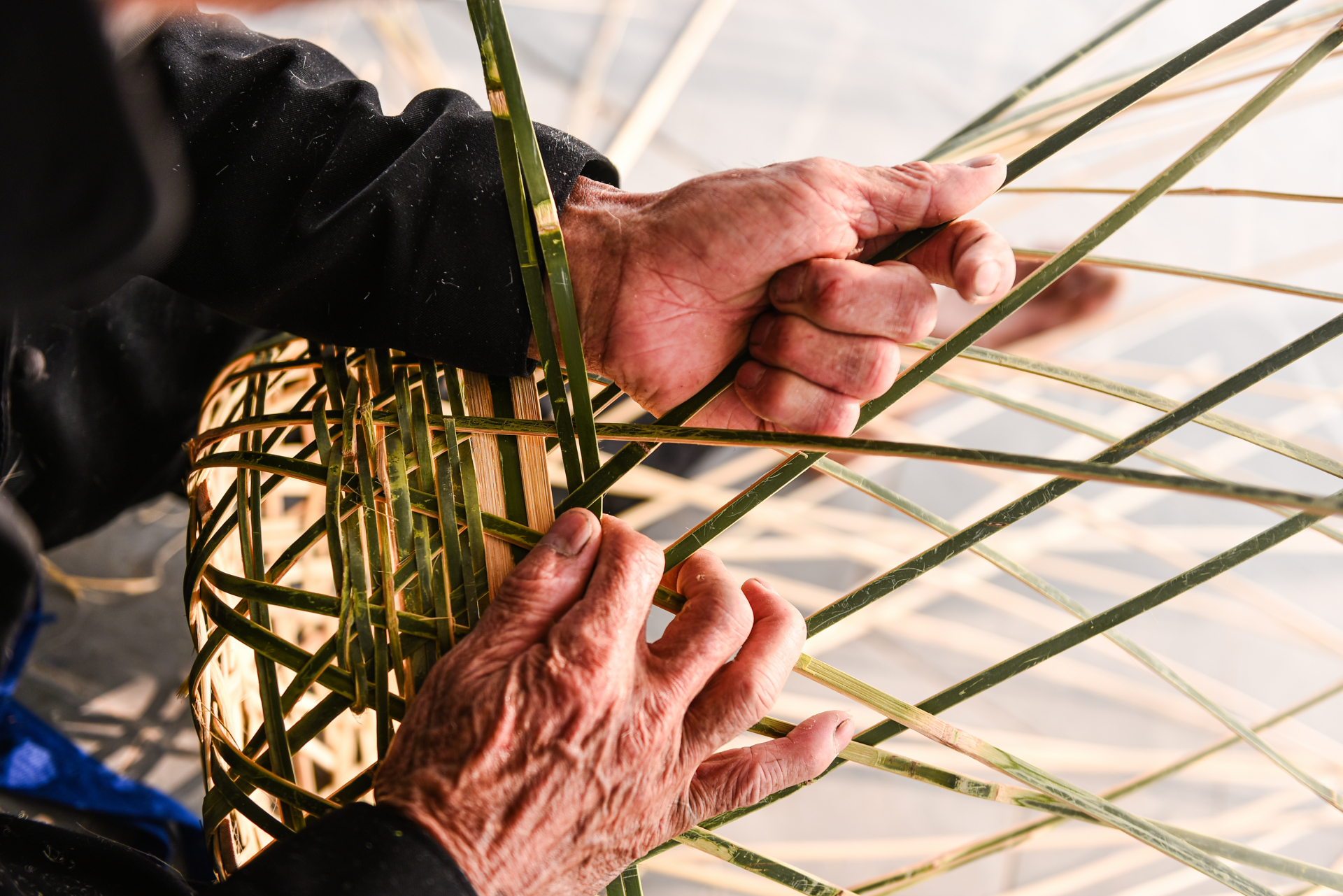 The weaving process requires meticulous effort, from selecting bamboo and splitting it into strips to bending and weaving tightly layered patterns, all demanding patience and experience.