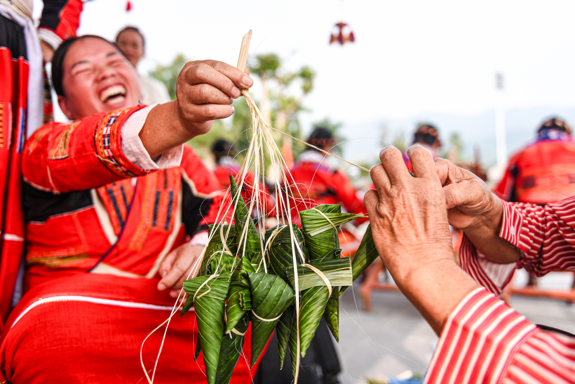 These cakes, made without filling, are made from white or black sticky rice. Leaves are skillfully folded into a funnel shape, filled with compacted rice, and wrapped tightly to form simple cakes, which are then tied into pairs. The process of making these cakes was demonstrated live, offering visitors an authentic experience.