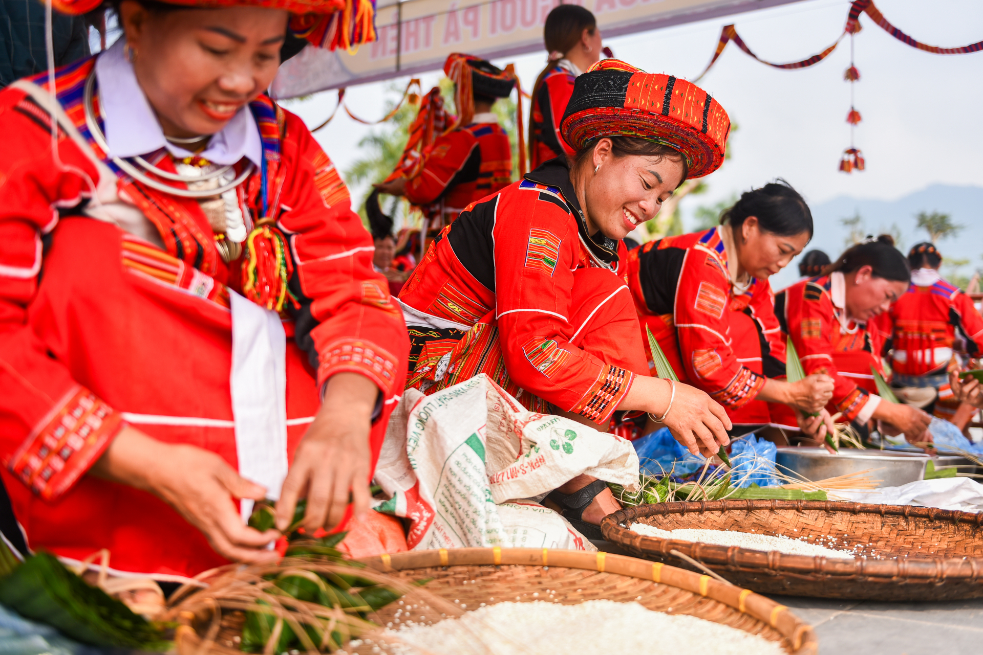 Bánh sừng trâu không có nhân, được làm từ gạo nếp trắng hoặc nếp cẩm. Phần lá được khéo léo tạo thành hình hình phễu, giữ chặt hai mép rồi lấy nếp khô bỏ đầy, nén vừa chặt, gấp lại lá thừa để tạo thành chiếc bánh đơn. Sau khi gói xong, bánh được buộc thành từng cặp. Quy trình làm bánh được trình diễn tại chỗ, mang lại trải nghiệm chân thực cho khách tham quan.