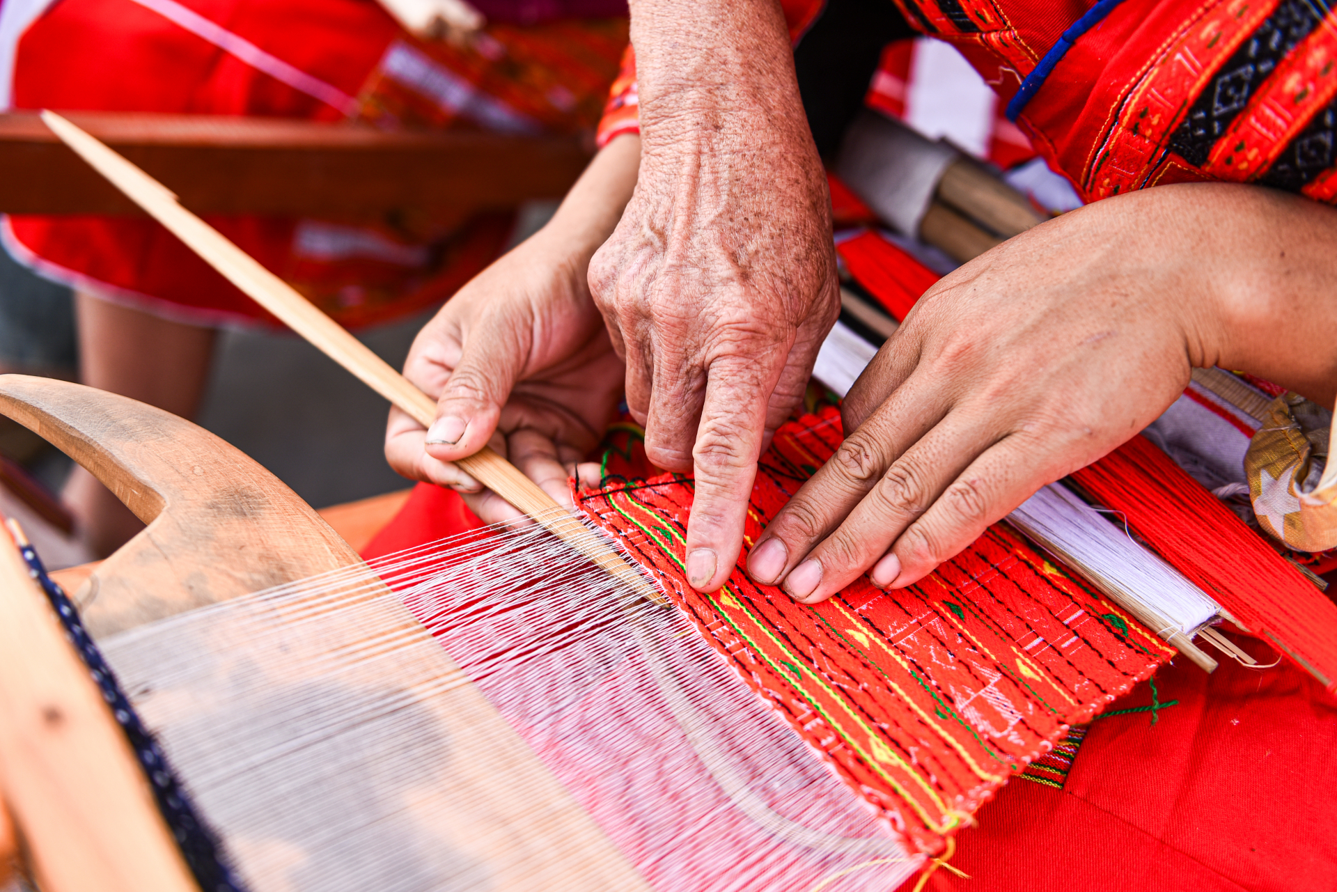 The motifs and patterns on their clothing, often featuring green and yellow hues, carry spiritual significance, representing the harmony between humans and nature and reflecting the cultural beauty of the Pa Then peoples beliefs and daily life.