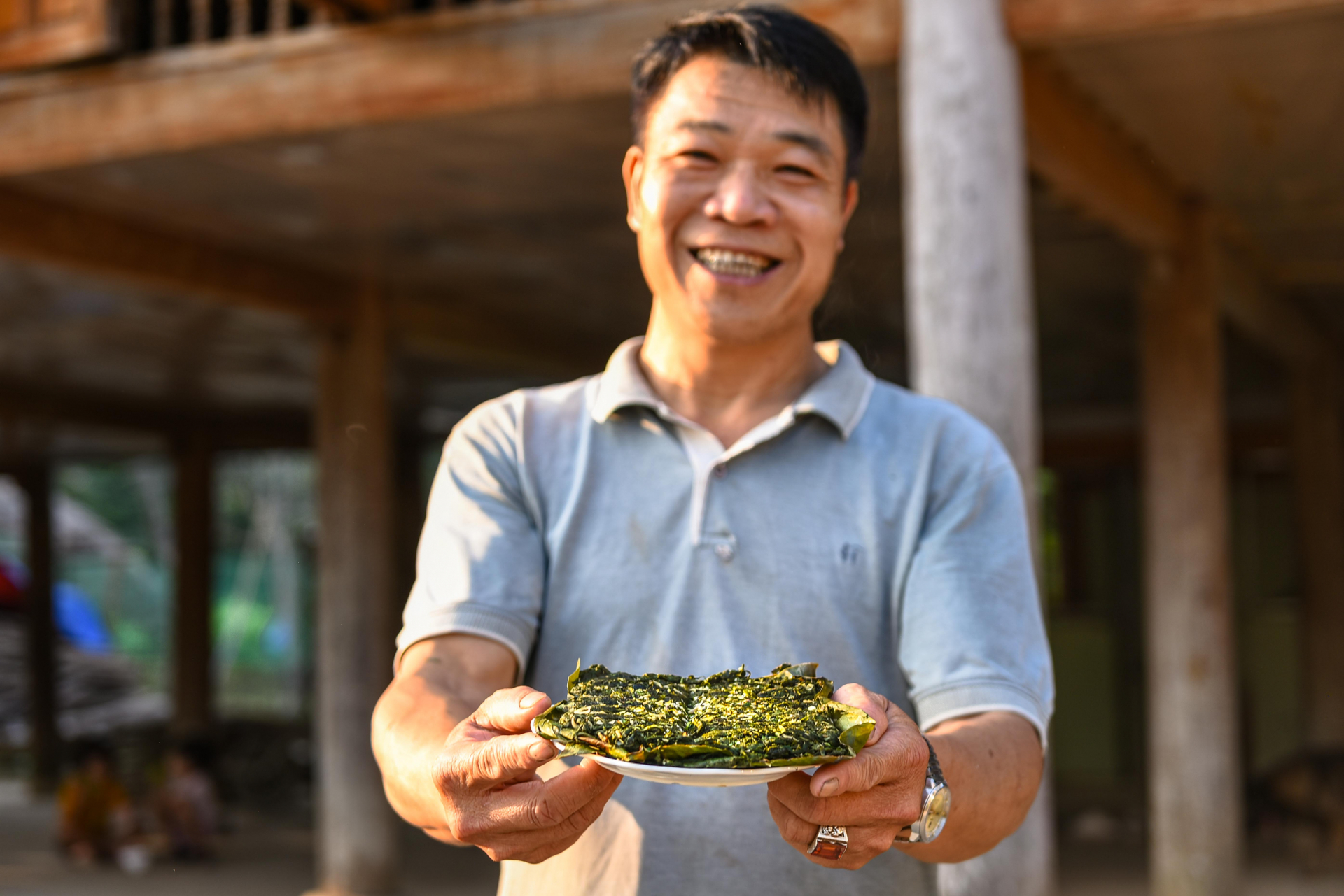 When the fire is good, after about 20 minutes, the grilled stone moss is ready to be enjoyed. When opened, the unique fragrance of the moss blends with the spices, tantalising the taste buds of all diners. In addition to grilled moss, the people of Quang Binh have also created other dishes such as moss stew with duck meat, moss grilled in bamboo tubes, moss steamed, stir-fried moss, moss soup, and moss salad. Each dish offers its own unique, simple, yet irresistible flavour.