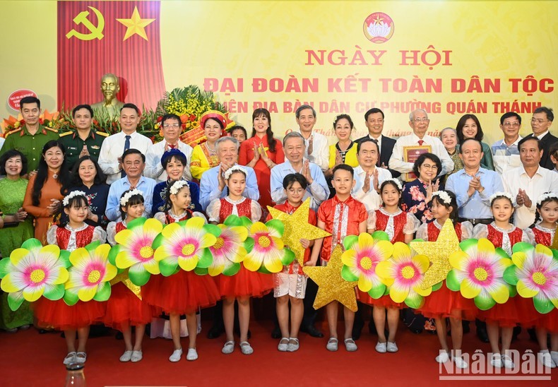 Party General Secretary To Lam and Party and State leaders join residents in Quan Thanh ward of Hanois Ba Dinh district at the event