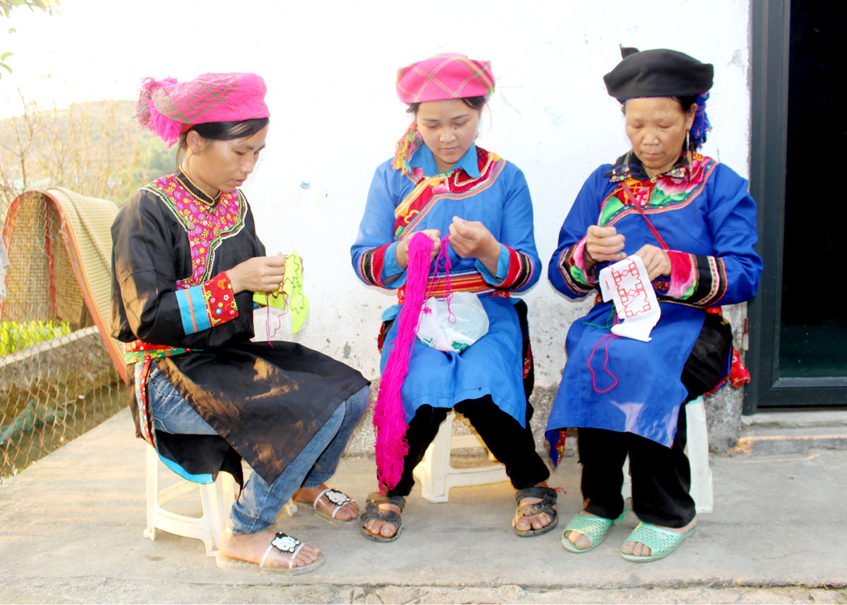 Members of the Co Lao Costume Brocade Embroidery Group complete the pattern on a costume.