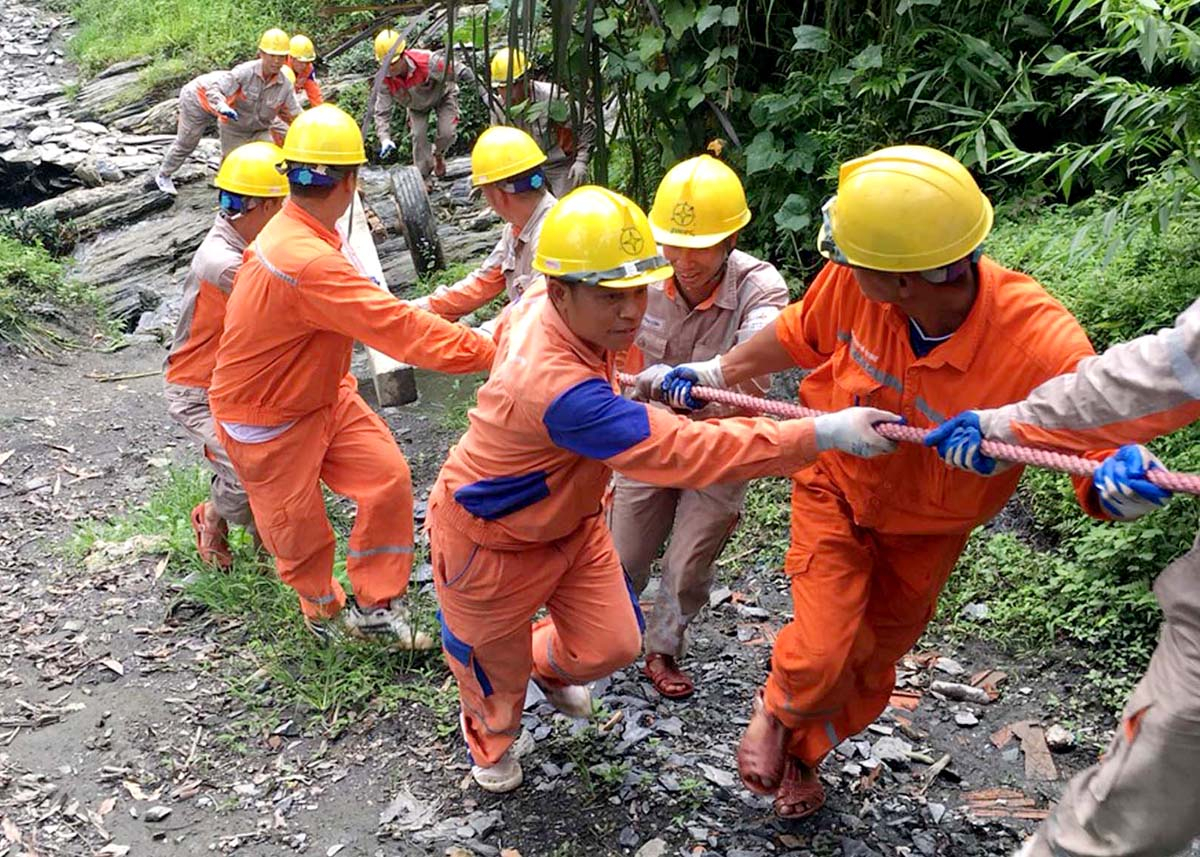 Công nhân Công ty Điện lực Hà Giang kéo điện lên vùng cao.