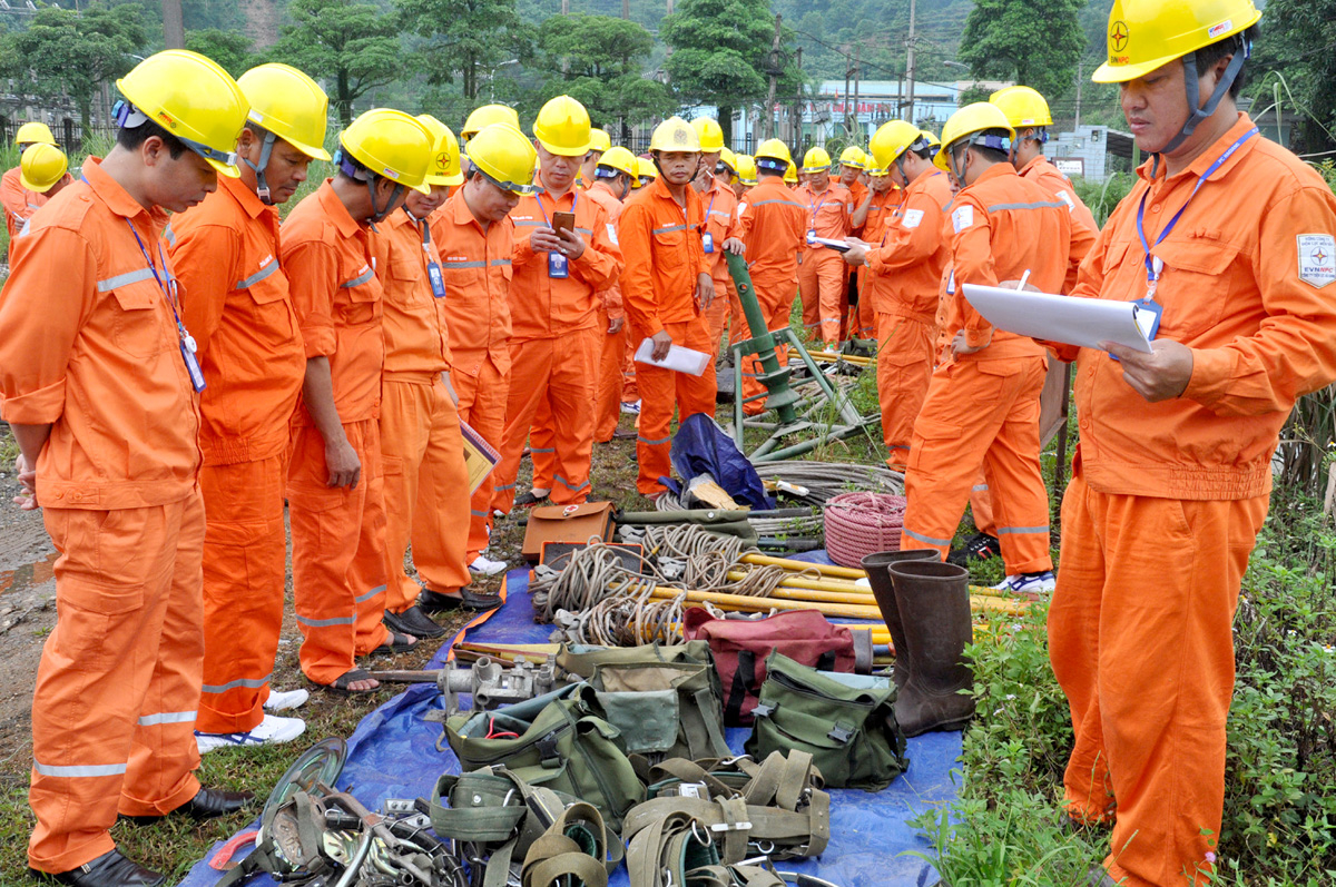 Chuẩn bị phương tiện cho diễn tập an toàn lưới điện.