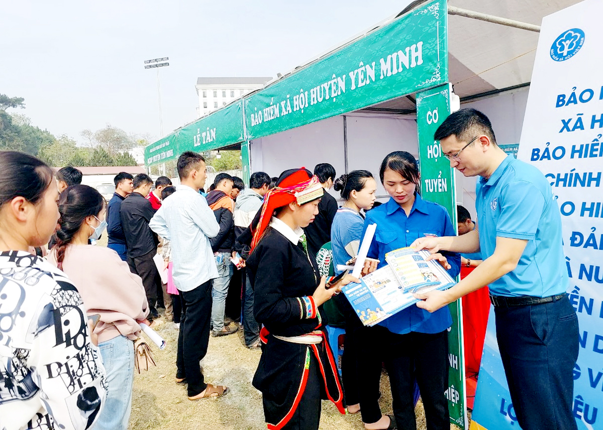 A Yen Minh District Social Insurance officer promotes insurance policies at the district’s job fair.