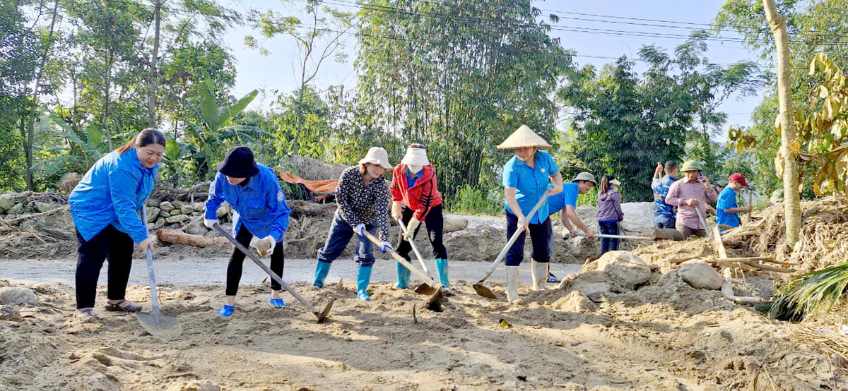 Đoàn viên Công đoàn huyện Bắc Quang giúp người dân thôn Thượng Mỹ, xã Việt Vinh khắc phục hậu quả do thiên tai. 
										Ảnh: CTV