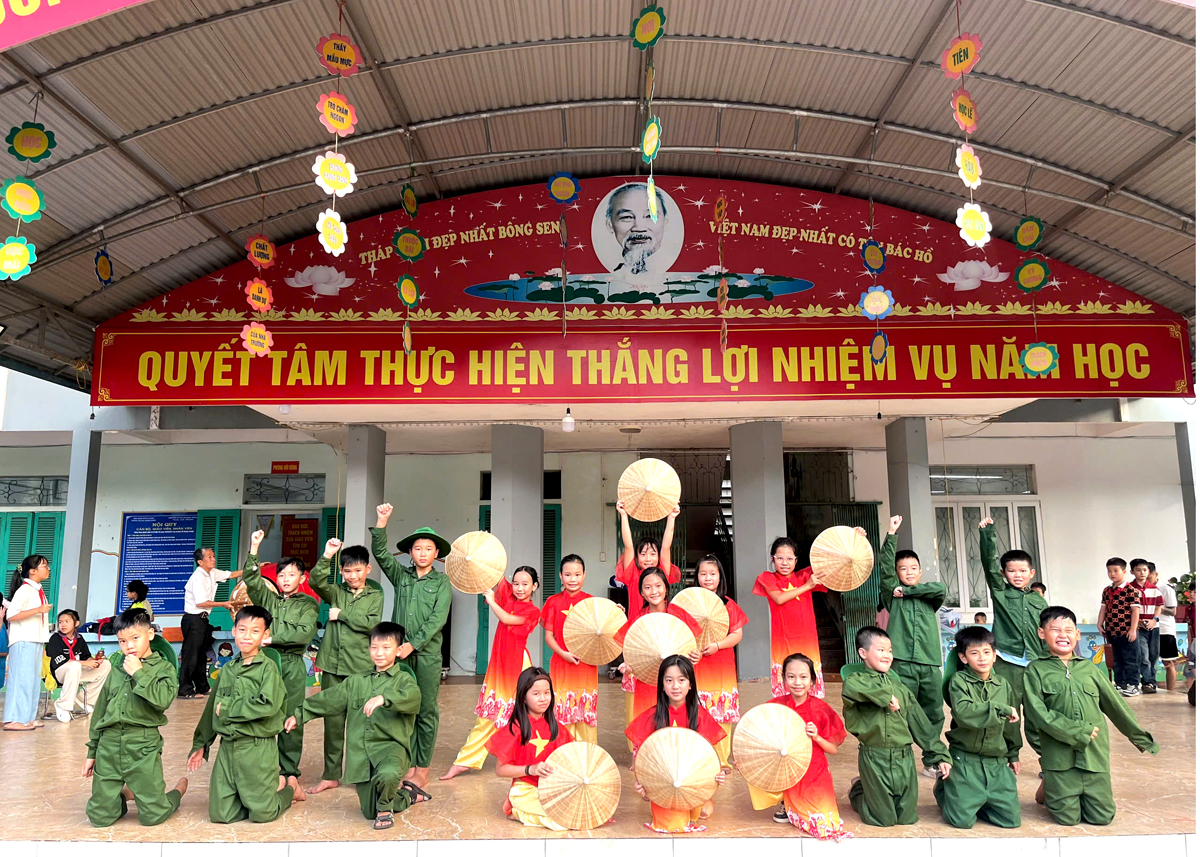 Học sinh Trường Tiểu học Quang Trung (thành phố Hà Giang) tham gia phong trào thi văn nghệ.