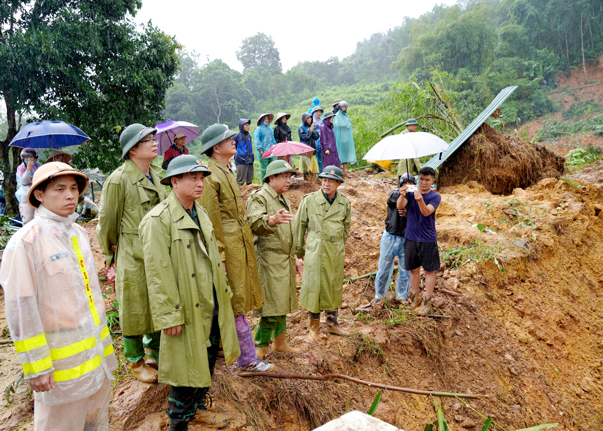 Lãnh đạo Công an tỉnh có mặt tại hiện trường chỉ đạo công tác tìm kiếm cứu nạn.