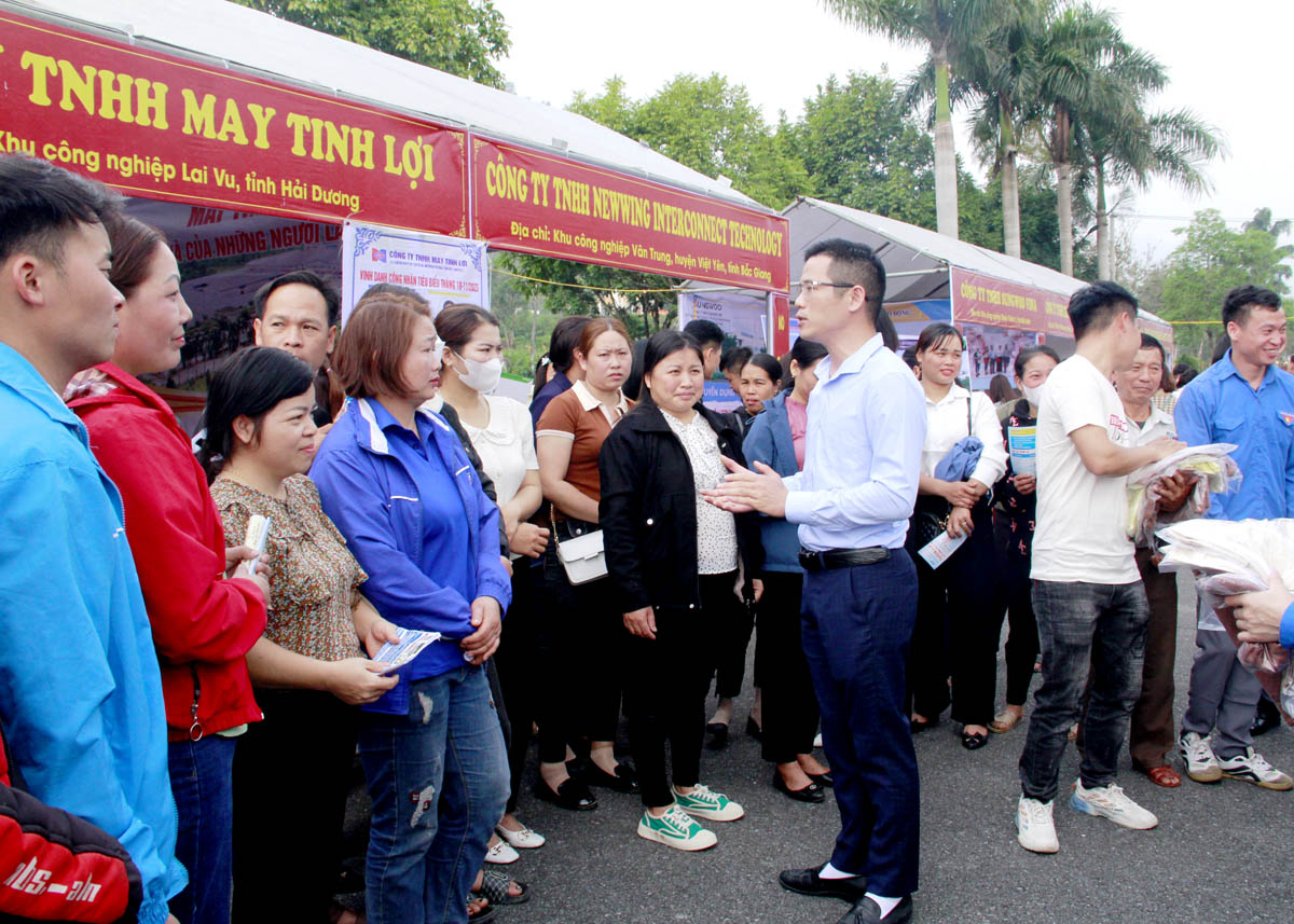 Đại diện các doanh nghiệp tư vấn, giới thiệu việc làm cho người lao động trên địa bàn huyện Vị Xuyên.