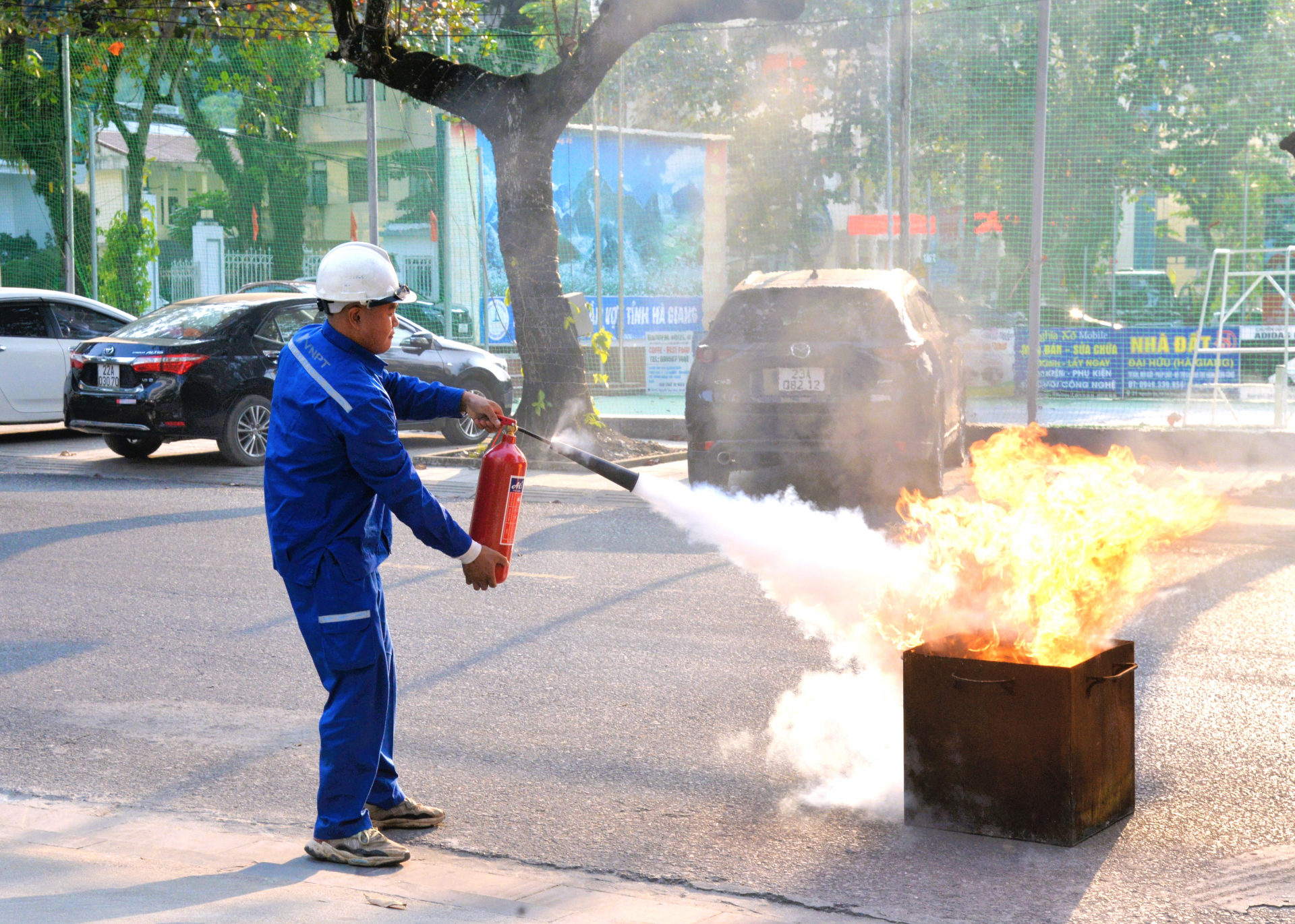 Cán bộ, nhân viên của VNPT Hà Giang thực tập dùng bình chữa cháy dập tắt khay xăng.