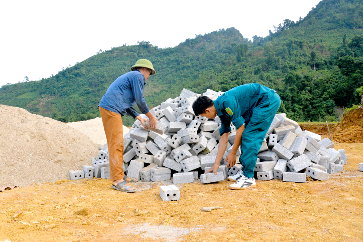 Gia đình anh Triệu Kim Hương, thôn Tiến Yên, xã Bằng Lang (Quang Bình) chuẩn bị vật liệu để làm nhà mới.