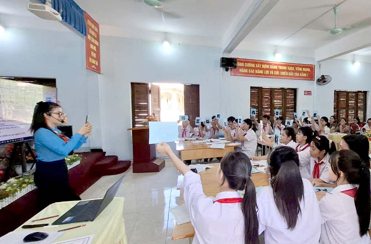 An IT-applied teaching session at Ngoc Ha Secondary School (Ha Giang City).