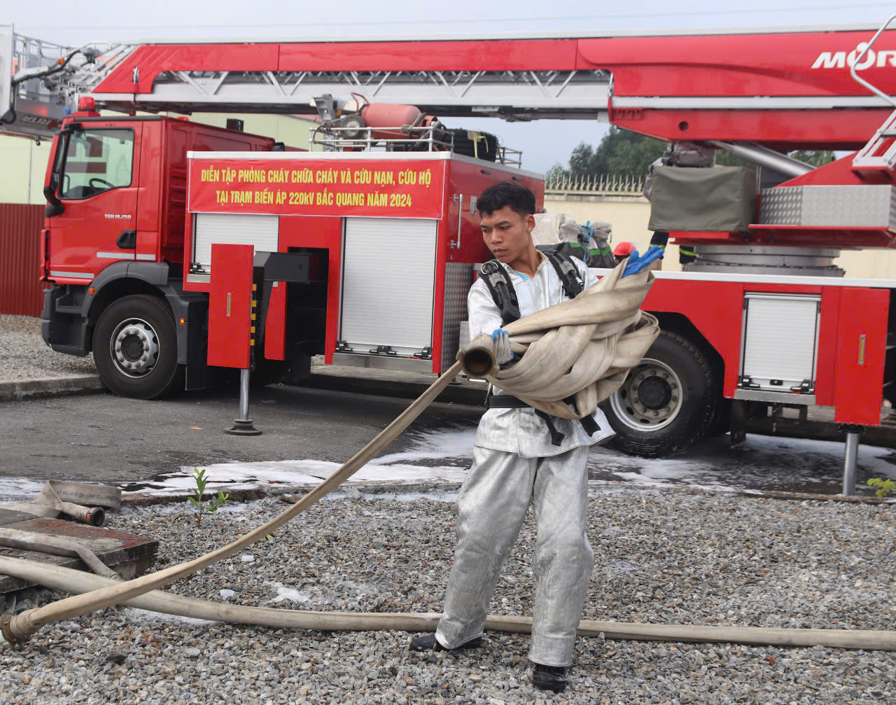 Lực lượng tham gia chữa cháy kiểm tra quân số, thu hồi phương tiện để nhanh chóng trở về đơn vị, thường trực sẵn sàng xử lý khi có cháy, nổ xảy ra.