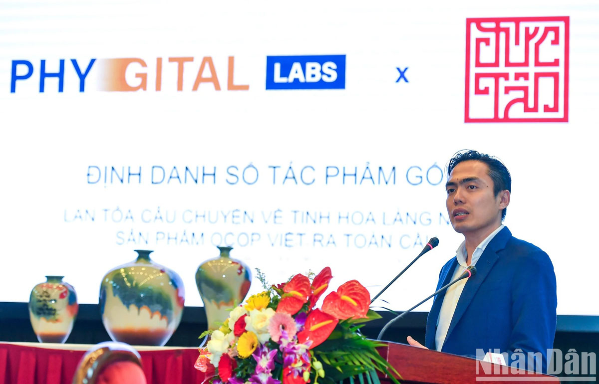 Ông Nguyễn Huy, Tổng Giám đốc Công ty CP Phygital Labs trình bày giải pháp công nghệ Nomion tại sự kiện.