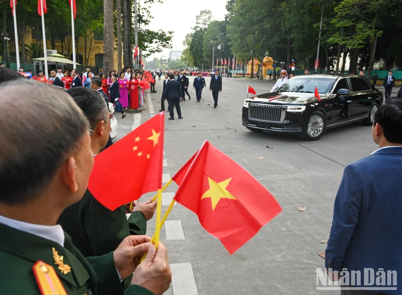 Các tầng lớp nhân dân Thủ đô chào mừng Tổng Bí thư, Chủ tịch Trung Quốc Tập Cận Bình và Phu nhân.