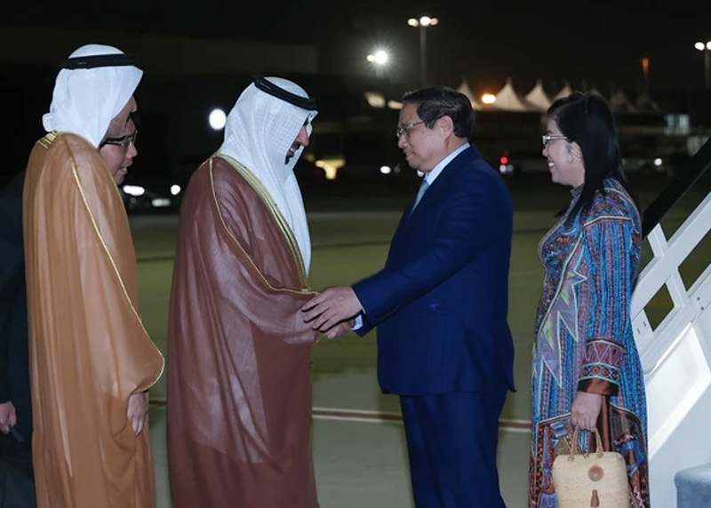 Thủ tướng Phạm Minh Chính cùng Phu nhân Lê Thị Bích Trân và Đoàn đại biểu Việt Nam đã tới sân bay quốc tế Al Maktoum, thành phố Dubai bắt đầu chuyến công tác tại UAE