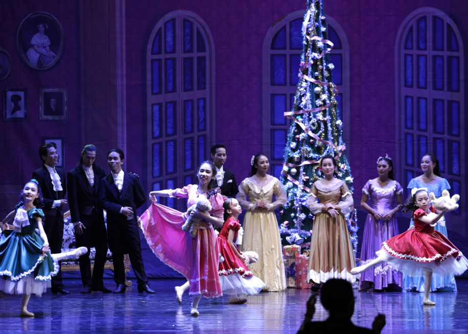 Vở ballet Kẹp hạt dẻ kể về giấc mơ kỳ thú của cô bé Clara trong đêm Giáng sinh -