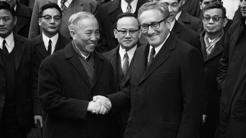 Ngày 27-1-1973, ông Lê Đức Thọ và ông Henry Kissinger đã ký Hiệp định Paris về chấm dứt chiến tranh, lập lại hòa bình ở Việt Nam. 