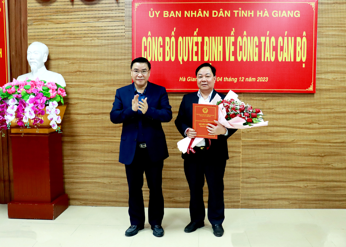 Phó Chủ tịch Thường trực UBND tỉnh Hoàng Gia Long tặng hoa, trao Quyết định cho đồng chí Phạm Duy Hiền, Phó Giám đốc Sở Nông nghiệp và PTNT.