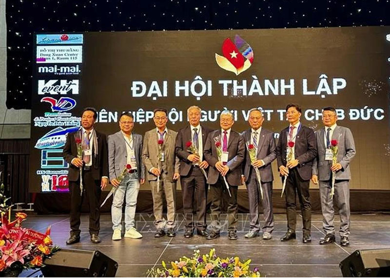 Chú thích ảnh Chủ tịch Liên hiệp Hội người Việt tại CHLB Đức Nguyễn Văn Hiền (thứ ba, từ phải sang) cùng 7 Phó Chủ tịch.