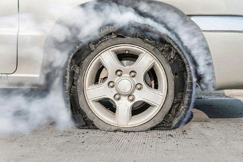 Lốp xe bị nổ khi ô tô đang di chuyển là tình huống tiềm ẩn nguy cơ mất an toàn cao.