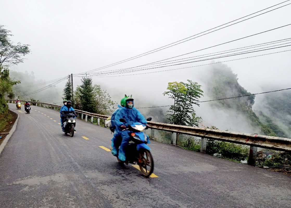 Nhiều du khách lựa chọn du lịch bằng xe máy để trải nghiệm đặc sản “Cua đường đá” ở Hà Giang.