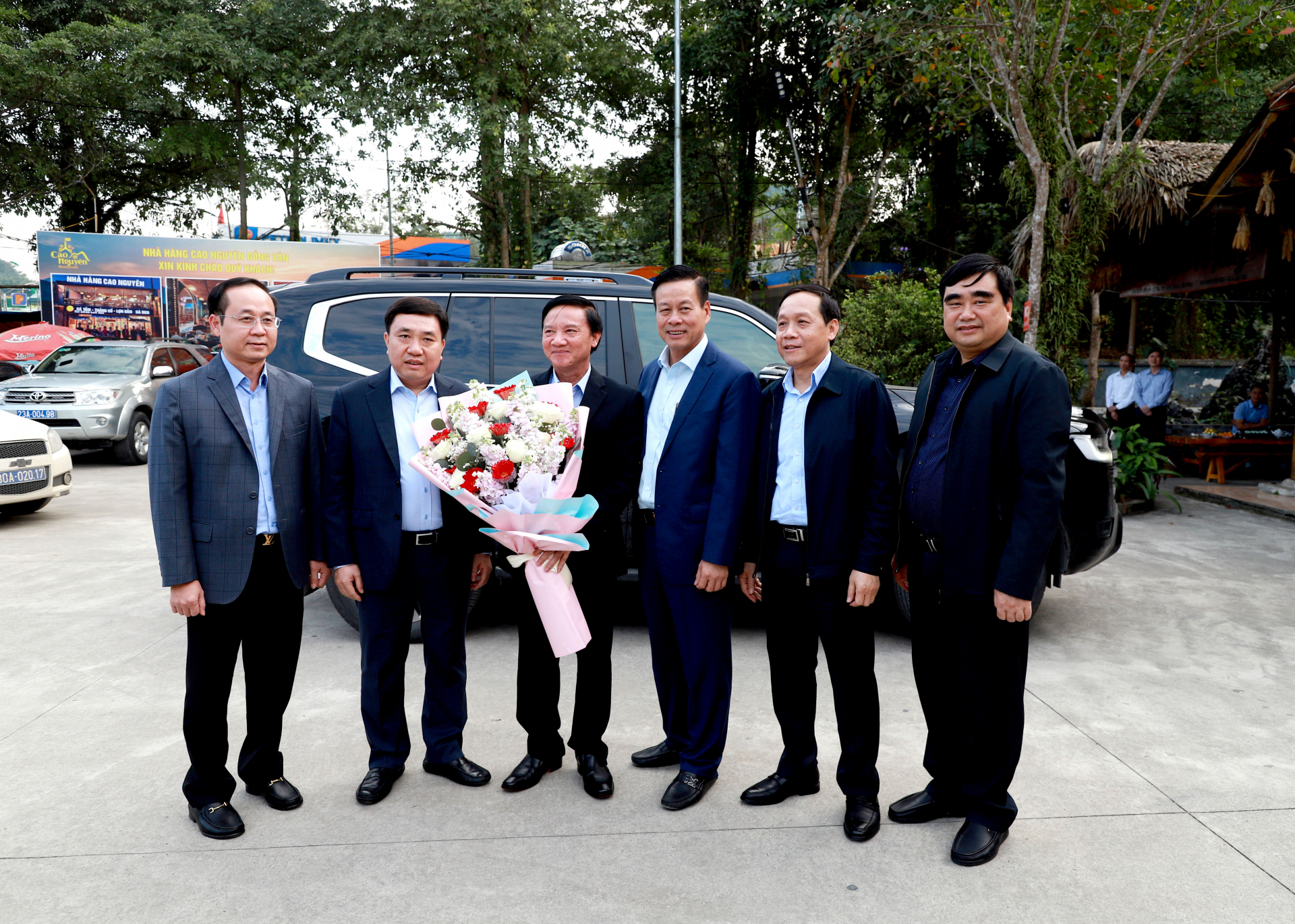 Các đồng chí lãnh đạo tỉnh đón Đoàn công tác của Phó Chủ tịch Quốc hội Nguyễn Khắc Định tại cầu Trì (Vĩnh Tuy, Bắc Quang).