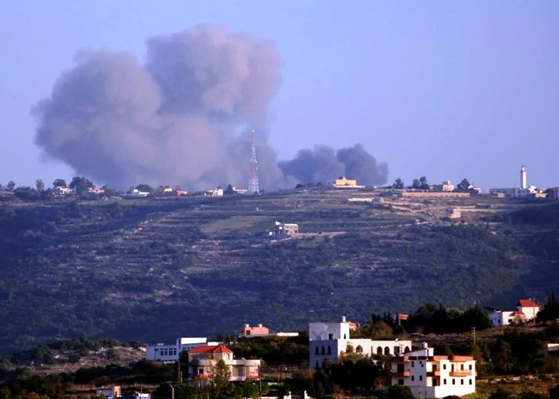 Khói bốc lên sau cuộc không kích của Israel xuống khu vực nằm giữa Ramia và Al-Quzah, Liban ngày 3/12/2023. 