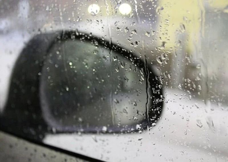 Hơi nước đọng trên kính ô tô sẽ khiến tầm nhìn của tài xế bị giảm sút gây mất an toàn.