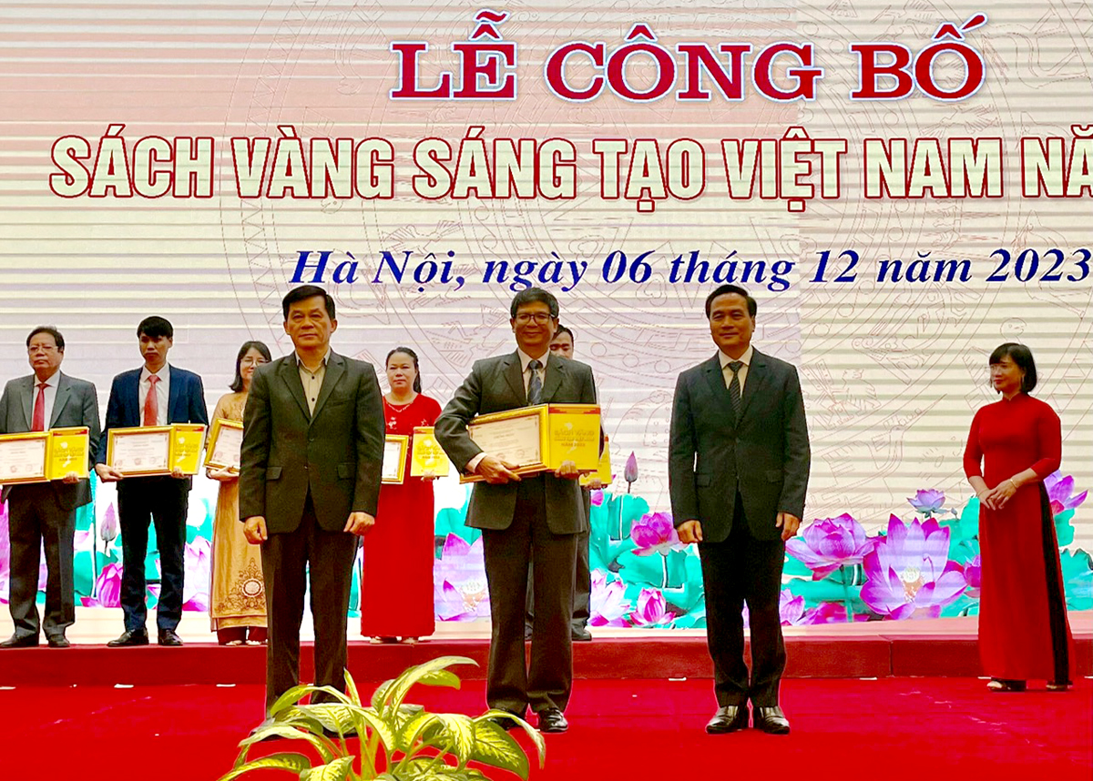 Đồng chí Cao Hồng Kỳ, Chủ tịch Liên hiệp các Hội KH&KT tỉnh Hà Giang nhận giải thưởng tác giả có công trình khoa học đăng Sách vàng sáng tạo Việt Nam năm 2023.