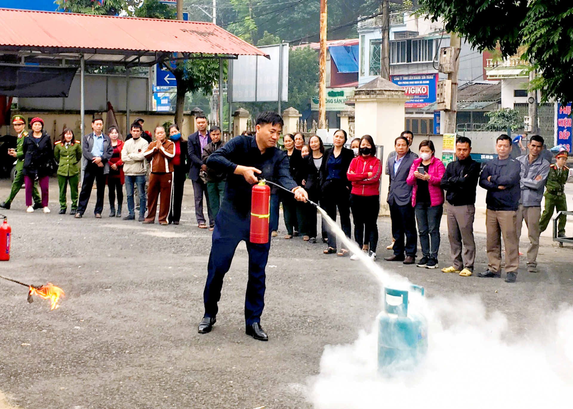 Lãnh đạo phường Ngọc Hà cùng các hộ dân tham gia thực hành kỹ năng dập tắt đám cháy.. Ảnh: Lê Lâm