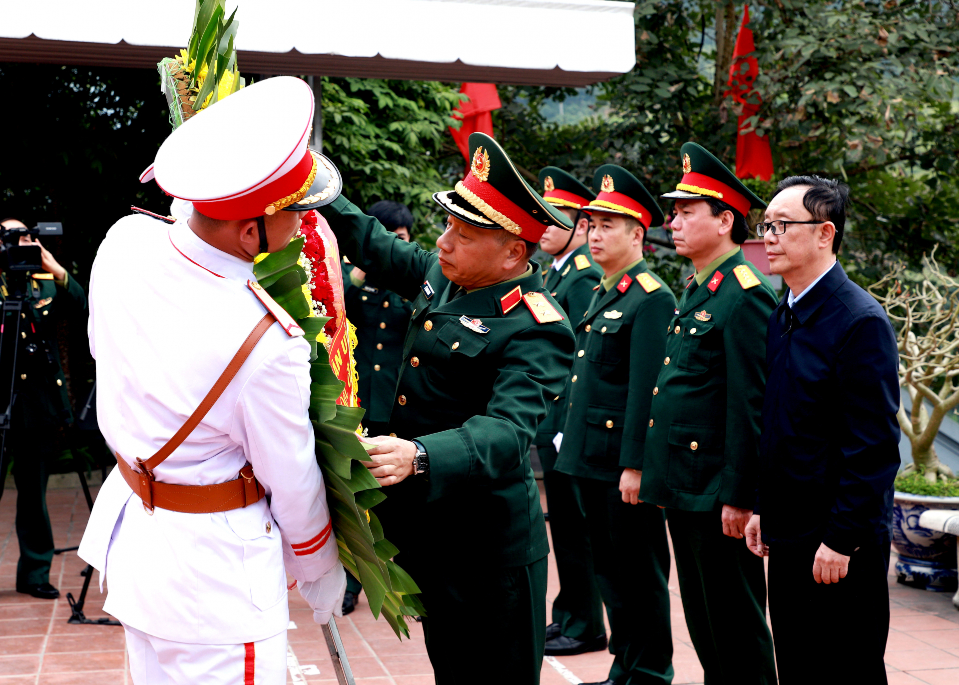 Trung tướng Lê Quang Minh, Phó Chủ nhiệm Tổng cục Chính trị QĐND Việt Nam cùng đoàn công tác và Phó Bí thư Thường trực Tỉnh ủy, Chủ tịch HĐND tỉnh Thào Hồng Sơn dâng vòng hoa viếng các AHLS tại Đền thờ trên điểm cao 468.
