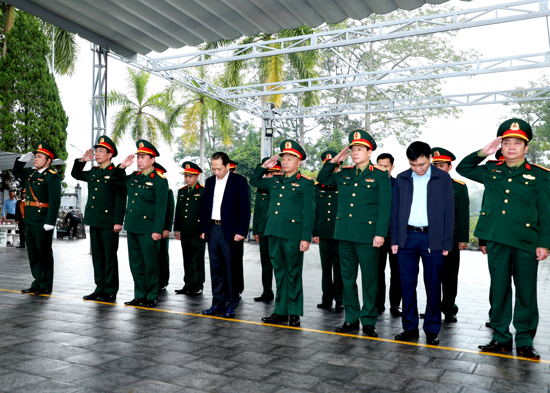 Trung tướng Lê Quang Minh, Phó Chủ nhiệm Tổng cục Chính trị QĐND Việt Nam cùng đoàn công tác và Phó Chủ tịch UBND tỉnh Trần Đức Quý cùng các đại biểu tưởng nhớ các AHLS đang yên nghỉ tại Nghĩa trang Liệt sỹ Quốc gia Vị Xuyên.