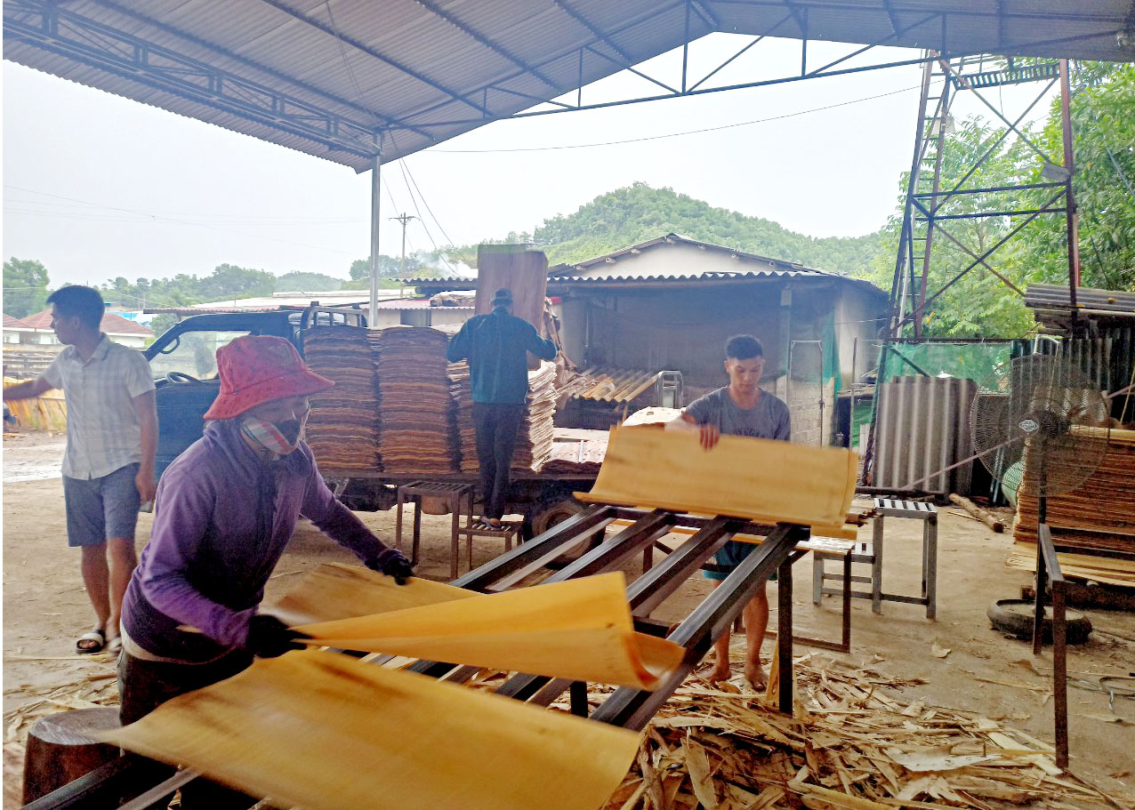 Nhà máy gỗ bóc của Công ty TNHH MTV du lịch Bắc Quang tại cụm Công nghiệp Nam Quang hỗ trợ, giải quyết việc làm cho nhiều lao động nông thôn.