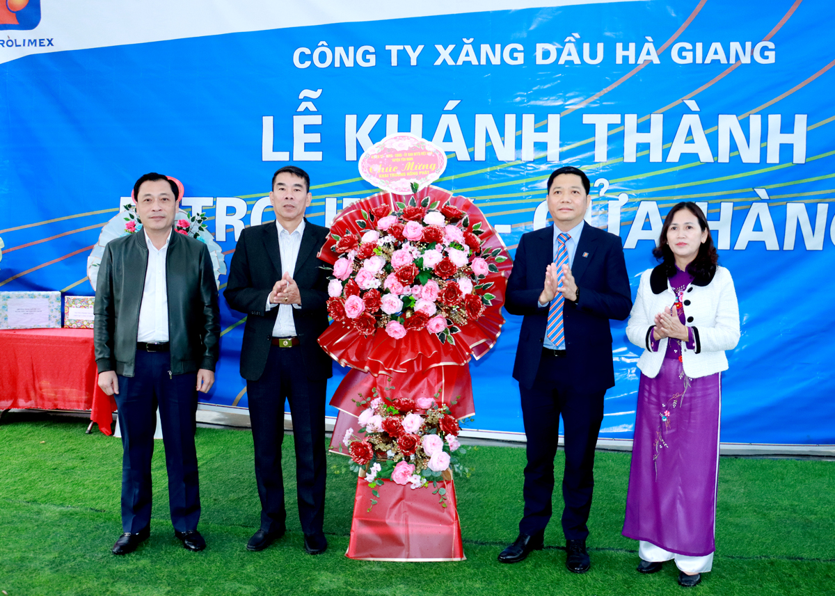 Lãnh đạo huyện Yên Minh tặng lẵng hoa chúc mừng tại buổi khai trương.