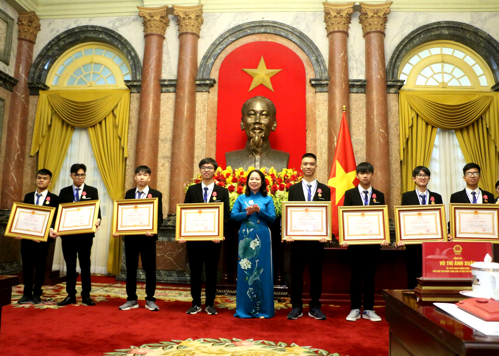 Em Hoàng Tuấn Dũng (thứ 4 từ phải sang) được Phó Chủ tịch nước Võ Thị Ánh Xuân trao tặng Huân chương Lao động Hạng Ba. Ảnh: Giáo dục và Thời đại