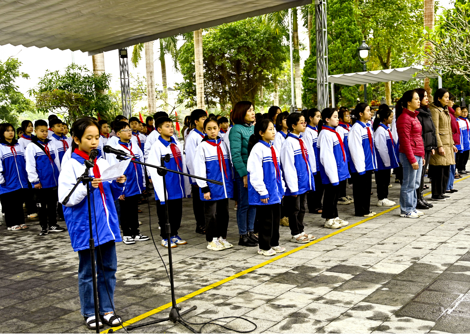 Các học sinh và thầy cô bày tỏ lòng thành kính trước anh linh các Anh hùng liệt sỹ.