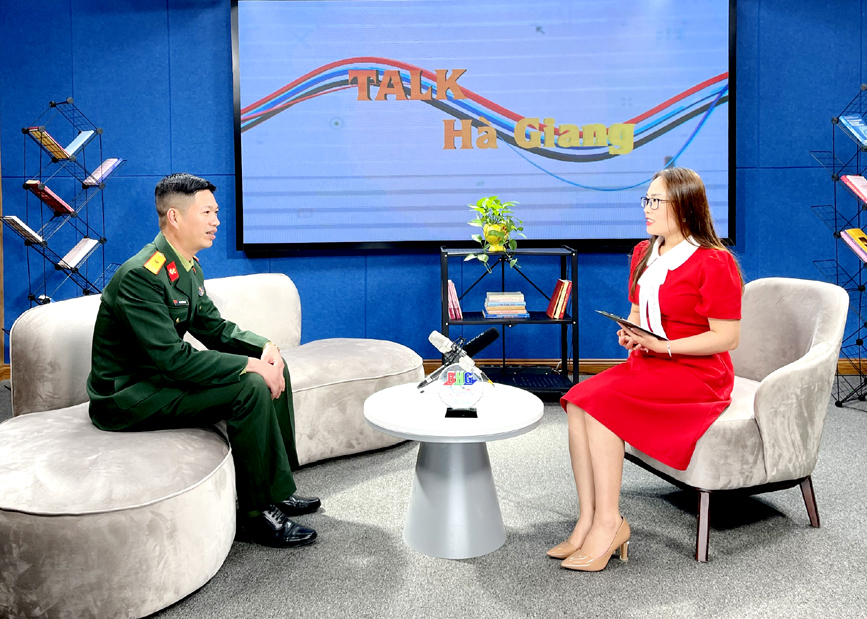 Thiếu tá Phạm Xuân Ngọc chia sẻ công việc với phóng viên Báo Hà Giang.
