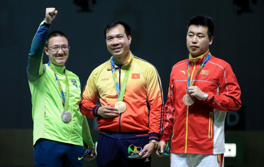 Hoàng Xuân Vinh cùng tấm HCV Olympic đầu tiên của thể thao Việt Nam