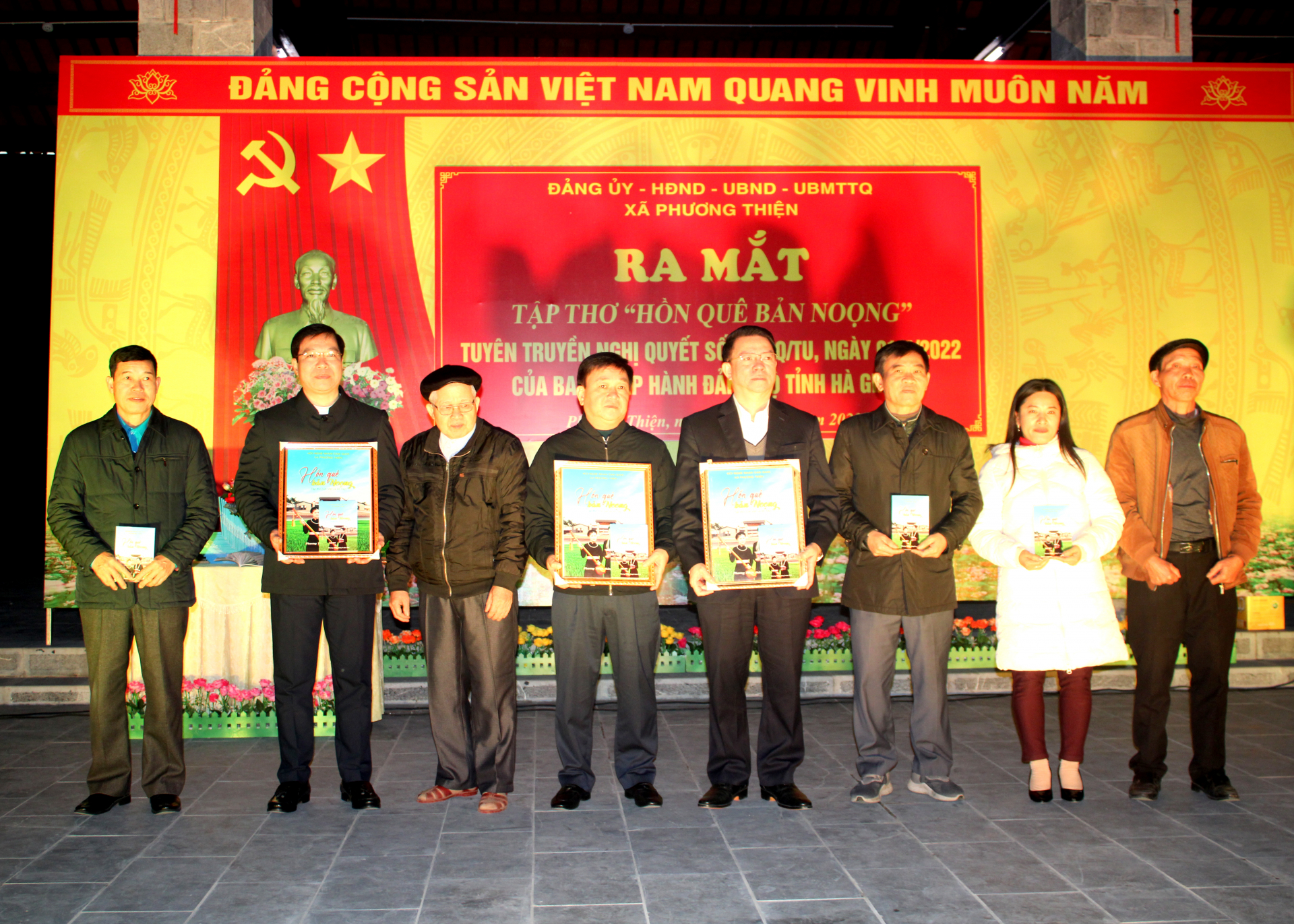 Hội Nghệ nhân dân gian xã Phương Thiện trao tặng tập thơ “Hồn quê bản noọng” cho các đại biểu
