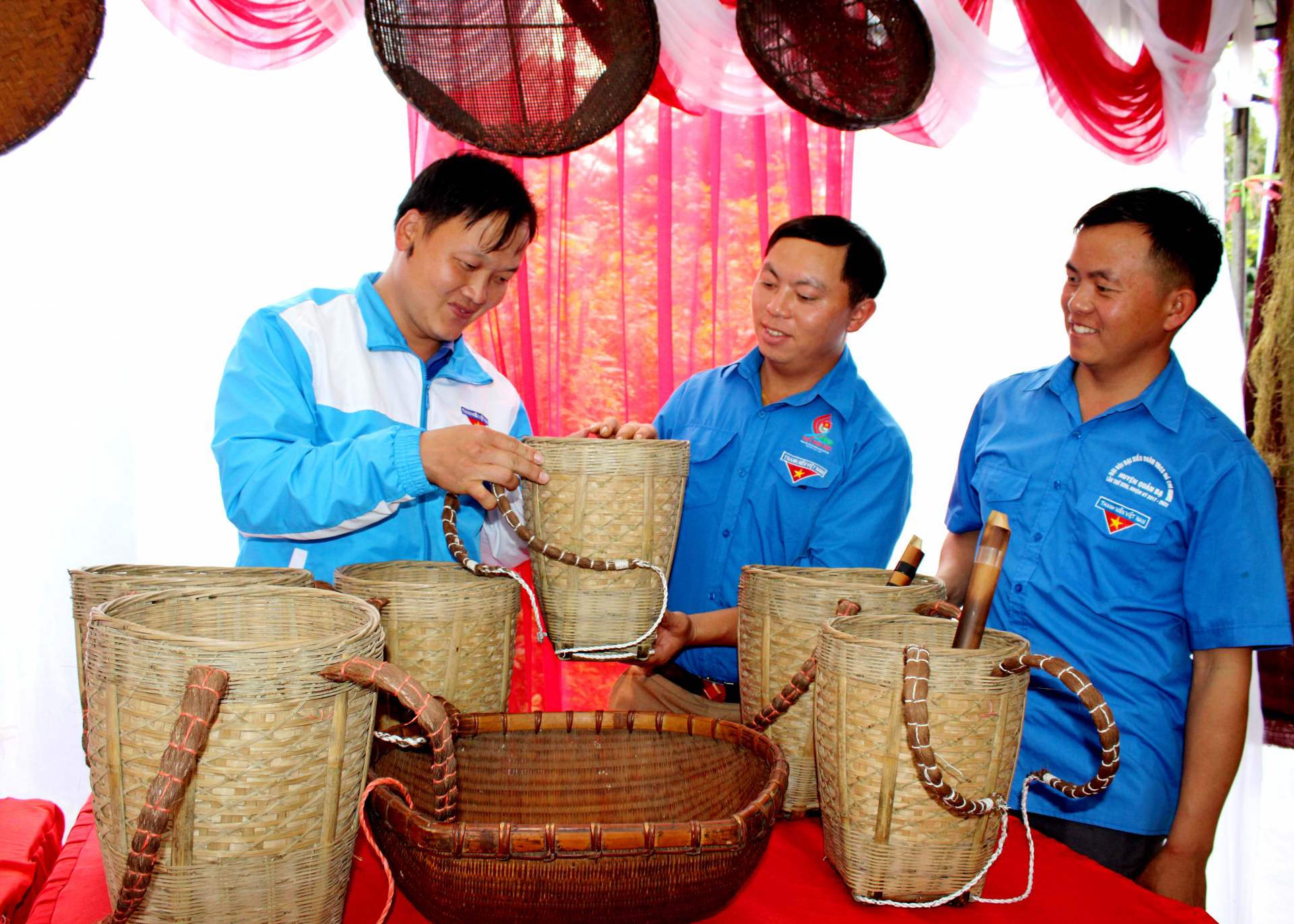Sản phẩm đan lát được đoàn viên, thanh niên xã trưng bày tại các sự kiện lễ hội của huyện