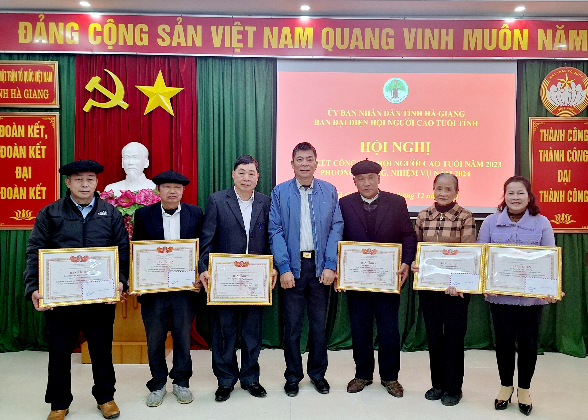 Các tập thể có thành tích xuất xắc trong phong trào thi đua yêu nước “Tuổi cao - Gương sáng” và công tác Hội năm 2023 nhận Bằng khen.