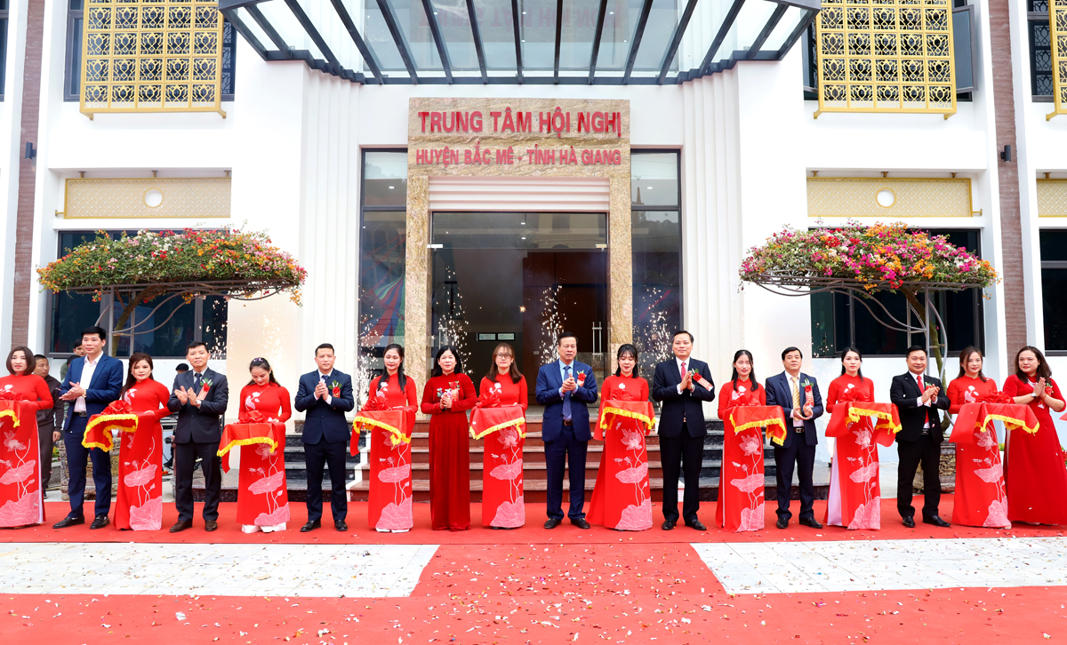 Chủ tịch UBND tỉnh Nguyễn Văn Sơn và các đại biểu cắt băng khánh thành công trình.