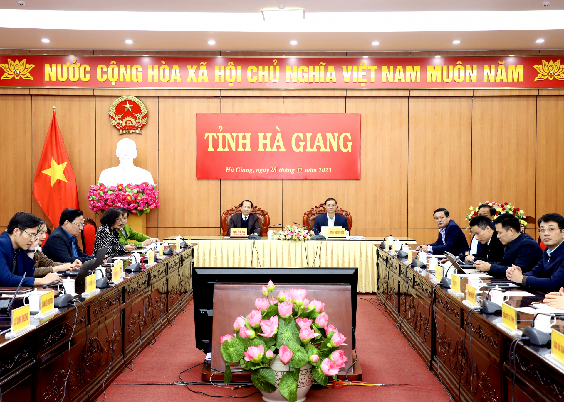 Phó Chủ tịch UBND tỉnh Trần Đức Quý cùng các đại biểu dự tại điểm cầu tỉnh
