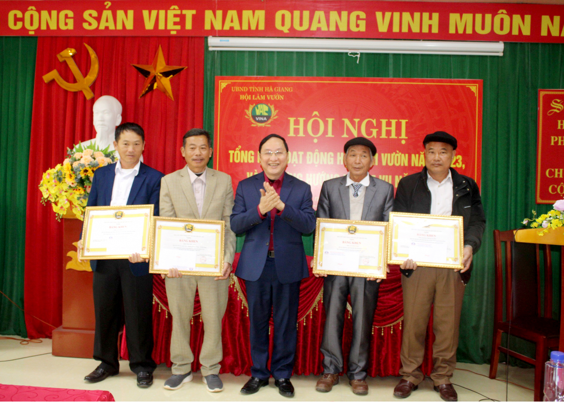 Các cá nhân có thành tích xuất sắc được nhận Bằng khen của Chủ tịch Hội Làm vườn Việt Nam